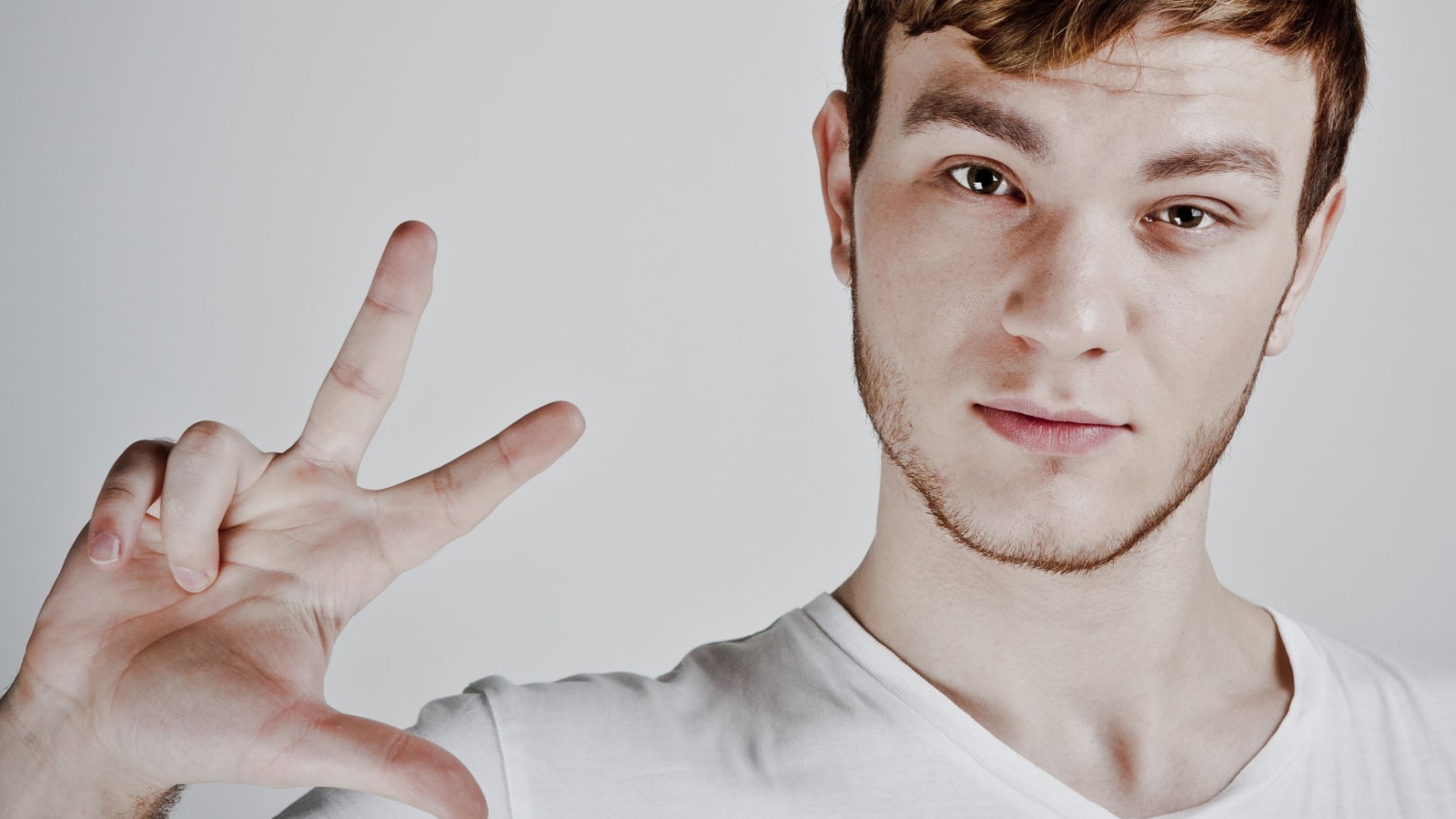 holding up 3 fingers